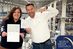 Im Unternehmen präsentierten Marina Fluck, Marketingleitung, und Yannick Gross, Geschäftsführer, stolz den Award.