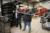 Armin Zimmermann (links) und Markus Ruf ziehen bei der Einführung des neuen Arbeitszeitmodells an einem Strang. Bald sollen die Mitarbeiter in der Produktionshalle in Tengen-Watterdingen 30 Stunden pro Woche arbeiten können.