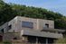 Holzfassaden stehen heute im Spannungsfeld zwischen architektonischem Anspruch, bauphysikalischer Funktion und den wachsenden Anforderungen an den Brandschutz.