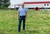 Frank Rappholz auf dem Baugrund für die künftige neue Produktionshalle: "Mit unserem Neubau gehen wir einen wichtigen Schritt in Richtung Zukunft."