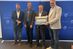 NRW-Umweltminister Oliver Krischer (2. von rechts) überreicht den Förderbescheid an die "Allianz zirkuläres Bauen Münsterland". Markus Hartmann, Mario Heinemann (beide HWK) und Frank Sibbing (Münsterland e.V.) (von rechts) freuen sich auf die künftige Projektarbeit.