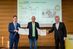 (v.l.): Gabor Leisten (Laudator/HWK Dortmund), Doppelgewinner Green Mobility/Fit for eMobility Uwe Walter (Uwe Walter Gruppe) und Prof. Dr. Andreas Pinkwart, Minister für Wirtschaft, Innovation, Digitalisierung und Energie.