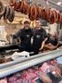 Die Metzger von Carn & Coop bieten in der Markthalle von Ibiza köstliche Wurstwaren an.