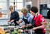 Zusammen mit Darian Eggemann und Jessica Reyes Rodriguez (r.) kocht Sterneköchin Julia Komp (l.) einen Iberico Schweinerücken mit Topinambur, Zwiebeln und Kürbisgnocchi.