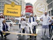 Stollenbäcker aus Dresden starten mit Flashmob in die Saison