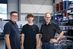 Ausbildung mit Perspektive: Finn Weischer (links) und Ausbilder Paul Beermann (rechts) begrüßen Felix Holz (Mitte) zum Start seiner Ausbildung zum Technischen Modellbauer. Gemeinsam blicken sie auf die kommenden dreieinhalb Jahre.