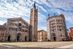 Domplatz (Piazza del Duomo) in Parma, Italien, mit dem romanischen Dom und dem markanten achteckigen Baptisterium (r.).