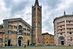 Domplatz (Piazza del Duomo) in Parma, Italien, mit dem romanischen Dom und dem markanten achteckigen Baptisterium (r.).