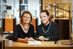 Seit dem 1. Februar 2023 leitet Gold- und Silberschmiedemeisterin Helena Krüger (r.) das Cottbuser Traditionsunternehmen Goldschmiede Wesenberg. Bereits 2019 führte die ehemalige Inhaberin ­Marion Buth (l.) erste Gespräche, um die Nachfolge für ihr Unternehmen zu regeln.