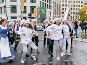 Stollenbäcker aus Dresden starten mit Flashmob in die Saison
