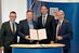 Die offizielle Vertragsunterzeichnung für das iftLAB erfolgte im Rahmen der Rosenheimer Fenstertage 2019. (v.l.: Dr. Jochen Peichl (Geschäftsführer, ift Rosenheim), Dipl.-Ing. Maico Ludwig (Geschäftsbereichsleitung Technikum Arnsberg), Michael Breckl-Stock (Geschäftsbereichsleiter Prüfung, ift Rosenheim) sowie Carl-Julius Cronenberg (persönlich haftender Gesellschafter Athmer oHG)).