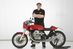 Zwweiradmechaniker-Meister Jens "Doc Jensen" Koch mit einem Moto Guzzi Cafe-Roadster, den er im Kundenautrag entwickelte.