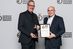 Nikolas Kindt, Architekt, und Hans-Peter Merklein, CEO Grenzebach Envelon GmbH (rechts), nahmen die Auszeichnung entgegen.