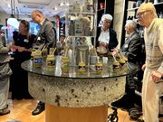 300 Jahre ABB Mostert: Jubiläumsfeier im Düsseldorfer Senfladen