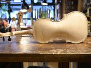 Vier Azubis bauen eine nachhaltige Wochenendgeige