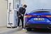 Die japanische Brennstoffzelle Toyota Mirai fährt zwar rein elektrisch, tankt jedoch Wasserstoff.