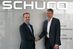 Dr. Walter Stadlbauer (links), CTO und COO der Schüco International KG, und Michael Otto, Chief Regional Officer Germany bei Kuka, freuen sich über die zukünftige Zusammenarbeit.