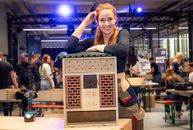 Etwas Nachhaltiges erschaffen und Gutes tun: Sandra Hunke mit dem von ihr gebauten Wildbienenhotel.