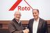 Michael Stangier (62, rechts) beendet seine Tätigkeit als CFO der Roto Frank Fenster- und Türtechnologie GmbH zum 30. April 2024. Dr. Eckhard Keill, Alleinvorstand der Roto Frank Holding AG, dankte ihm auf einer Konferenz des erweiterten Führungskreises der Roto-Gruppe am 10. Januar für seine 20-jährige Arbeit in der größten der drei Roto-Divisionen.