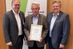 Eckhard Vlach (Mitte) ist vom LandBauTechnik – Bundesverband mit der Goldenen Ehrennadel geehrt worden. Die Auszeichnung überreichte Präsident Ulf Kopplin (rechts) – auch Dr. Michael Oelck, Hauptgeschäftsführer des Bundesverbandes, gratulierte.