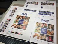 Brandneu: Die ersten Seiten des frisch gedruckten Power People Kalender 2022.