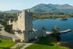 Ross Castle erhebt sich am Ufer des Lough Leane vor der Bergkulisse des Killarney-Nationalparks in der irischen Grafschaft Kerry.
