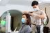 Nicht-Geimpfte oder Nicht-Genesene, die in NRW zum Friseur gehen möchten, benötigen einen Coronatest, der nicht älter als 24 Stunden ist.