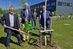 Oberbürgermeister Wolfram Leibe (m.), HWK‑Ehrenpräsident Rudi Müller (l.) und HWK‑Präsident Bernd Elsen (r.) pflanzen den Gingkobaum vor dem Campus Handwerk – eine Geste der Anerkennung für die langjährigen Verdienste des ehemaligen Kammer-Präsidenten Rudi Müller.