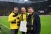 Stadionsprecher Norbert Dickel, Gerüstbauer Philipp Schulte und Uwe Fleck, Gebietsdirektor der Signal Iduna-Gruppe in Koblenz (v.l.)