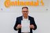 Rainer Irouschek, Leiter des Exteriorbereichs für Oberflächenmaterialien bei Continental, mit der Urkunde über die Premium-Partnerschaft.