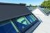 Der neue Sonnenschutz bietet eine effektive und stilvolle Lösung für Dachfenster, Veranden und Oberlichter – und das nun auch solarbetrieben.
