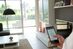 Wer in Maßnahmen wie bodentiefe Fenster, schwellenlose Terrasseneingänge oder eventuell auch Smart-home-Technologien investieren will, kann sich ab sofort wieder um einen Zuschuss bei der KfW bemühen.