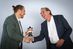 Zimmerer und Diplom-Ingenieur Roland Glauner (l.) hat am 1. Oktober 2026 die Geschäftsführung von Holzbau Deutschland übernommen. Sein Vorgänger Rainer Kabelitz-Ciré (r.) leitete den Verband 24 Jahre lang.