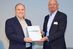 Xavier Van Sebroeck (l., Geschäftsführer Aliplast nv/sa Belgien) nahm die Auszeichnung entgegen.