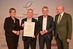 Die Urkunde zur Anerkennung des herausragenden ehrenamtlichen Engagements nahm Uhrmachermeister und Gold- und Silberschmiedemeister Andreas Saure (2. von links) von Landeswirtschaftsministerin Mona Neubaur sowie den Präsidenten  Jürgen Kroos (Handwerkskammer Münster) und Berthold Schröder (Westdeutscher Handwerkskammertag) entgegen. (von links)