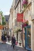 In schmalen Gassen liegen reizende kleine Geschäfte, Restaurants und Cafés. In »Sally Lunn’s Tearoom« etwa ist seit über 100 Jahren ein luftiges Hefegebäck die Spezialität.