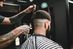 Vor allem junge Männer mit Fade Cuts oder Undercuts sind nach Besuchen in Barbershops vom Hautpilz Trichophyton tonsurans betroffen.