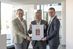 (v.l.) Johann Brandstetter (Geschäftsführer Internorm International) bei der Übergabe der Quality-Award-Urkunde durch Werner Beutelmeyer (Institutsvorstand und Geschäftsführer MARKET) mit Niklas Abl (Geschäftsführer Internorm Österreich).