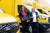 Symbolische Schlüssel-Übergabe für 2.400 elektrische Transits: Claudia Vogt, Direktorin Ford Pro (links), und Nikola Hagleiter, Vorständin Deutsche Post / DHL.