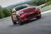 Als Antrieb im Jeep Grand Cherokee Trackhawk dient ein mit einem Kompressor aufgeladener 6.2 V8 Benzinmotor mit 710 PS und 868 Newtonmeter Drehmoment.
