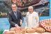 Bundesernährungsminister Cem Özdemir hat das Brot des Jahres 2023 auf der Grünen Woche gemeinsam mit Bäcker-Präsident Michael Wippler verkündet und angeschnitten.
