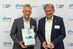 Mit großer Freude nahmen der VEKA Vorstandsvorsitzende Andreas Hartleif (links) und Jürgen Herbe, Leiter Kommunikation & Marketing, den Award beim VFF-Jahreskongress in Göttingen stellvertretend für das Kampagnenteam entgegen.