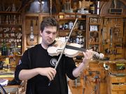 Vier Azubis bauen eine nachhaltige Wochenendgeige