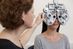 Die Refraktionsbestimmung ist wesentlicher Bestandteil des Augenoptikerhandwerks – und bedingt eine Eintragung der Filiale in die Handwerksrolle, in der die Messung am Kunden erfolgt.