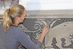 Die Rekonstruktion einer Bilddarstellung mit der Sgraffitotechnik. Sgraffiare oder graffiare heißt im Italienischen so viel wie kratzen. Die Technik gibt es schon seit der Antike: Der Handwerker trägt mehrere farbige Putzschichten auf und kratzt noch im feuchten Putz Flächen wieder ab.