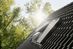 Velux Rollläden der neuen Generation werden direkt auf den Flügel des Dachfensters montiert. Das ermöglicht eine Bedienung des Fensters unabhängig von der Ausfahrposition des Rollladens.