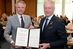 Andreas Ehlert (l.) verlieh Holger Schwannecke in Düsseldorf das Goldene Ehrenzeichen mit einer Urkunde.