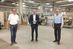 Hilzinger-Betriebsleiter Jürgen Werner, Ralph Brinkhaus (MdB) und Geschäftsführer Helmut Hilzinger (von links nach rechts).