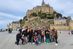 Saarländische Azubis und ihre Gastfamilien auf dem Mont-Saint-Michel.