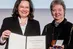 Bundesarbeitsministerin Andrea Nahles überreicht das Bundesverdienstkreuz und die Urkunde an Franziska Dinter.